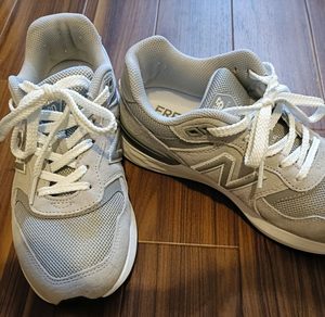 シューフィッターのアドバイスで選んだ足に馴染むグレーのスニーカー